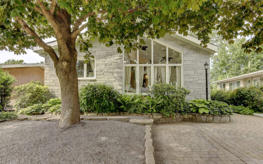 Sublime Maison avec Toit Cathédrale à Greenfield Park