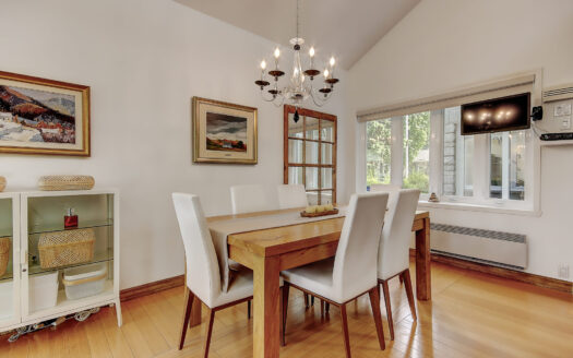 Sublime Maison avec Toit Cathédrale à Greenfield Park